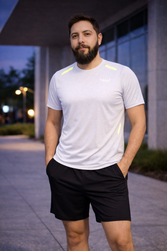 Großer Mann mit weißem in regular fit geschnittenem T-Shirt mit leicht verlängerten Ärmeln